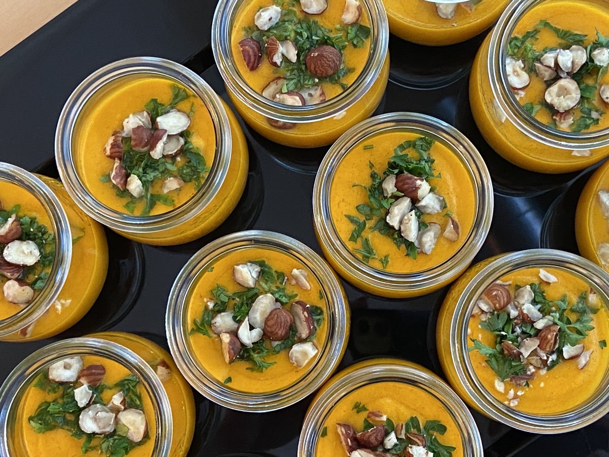 Kürbissuppe in kleinen Gläsern im tanzCafé Binningen