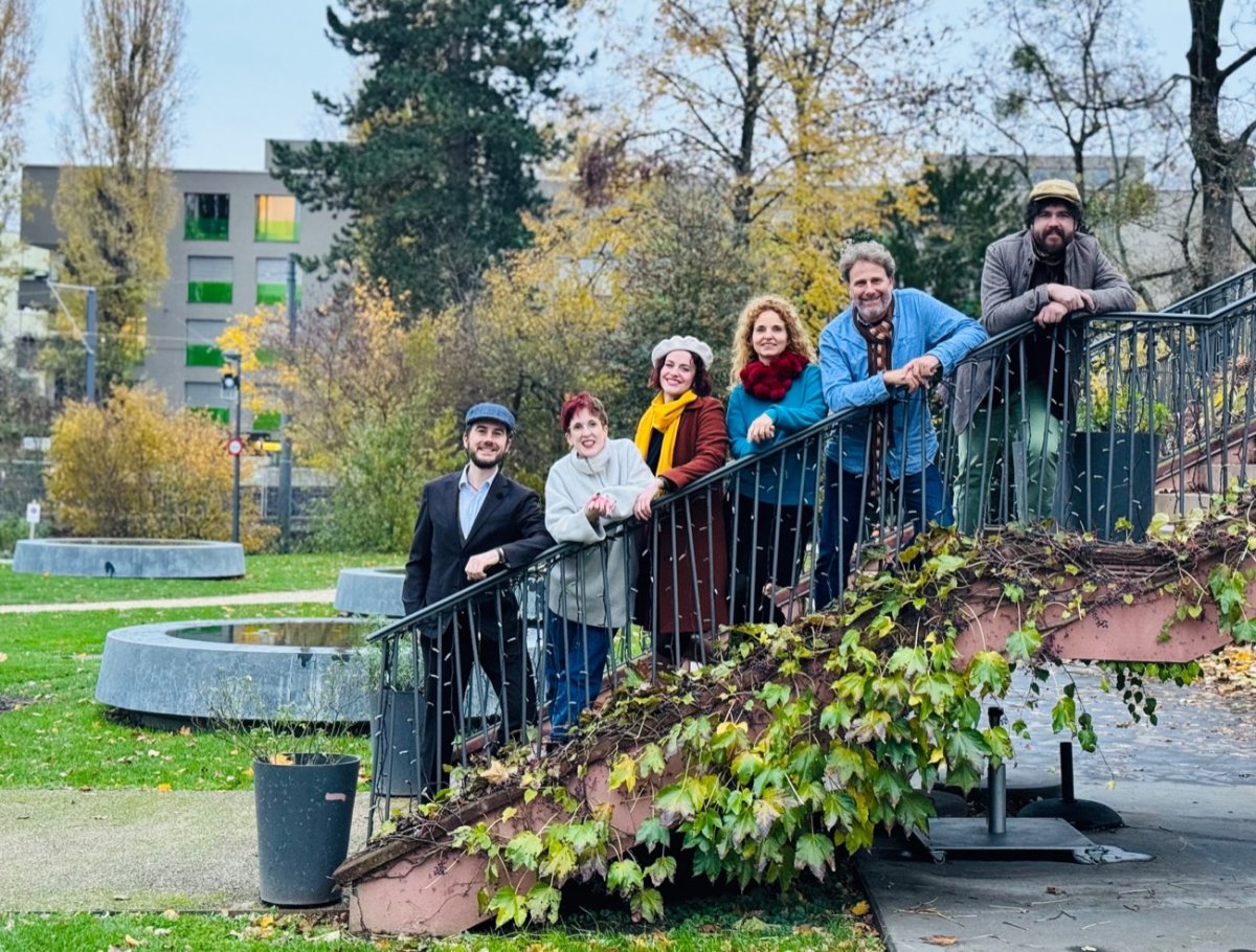 Das tanzbarTeam auf einer Treppe